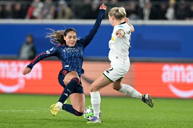 251217 OHL vs Arsenal Olivia Smith (15) of Arsenal fighting for the ball during the Uefa Women™s Champions League 6th matchday in the League phase game in season 2025 - 2026 between Oud Heverlee Leuven - OHL and Arsenal FC on December 17 , 2025 in Leuven, Belgium. (Photo by David Catry Isosport) Leuven Belgium  Copyright: xDavidxCatryx 20251217DSC_4397