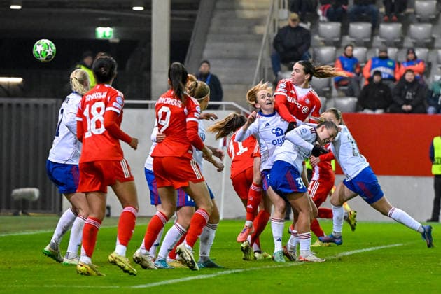 Vanessa GILLES FC Bayern, FCB, 2 rises highest after a corner kick and heads towards goal, 17 12 2025, Munich Germany , Football, UEFA Womens Champions League, League Phase 6 Matchday, FC Bayern München Valerenga IF xslx