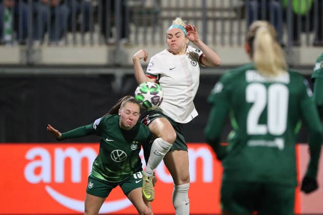 VfL vs Chelsea, CL Women Wolfsburg, 17 12 2025, FOOTBALL VfL Wolfsburg vs FC Chelsea, Champions League Women, Season 2025 26 Janou Levels VfL Wolfsburg , Ellie Carpenter Chelsea Wolfsburg