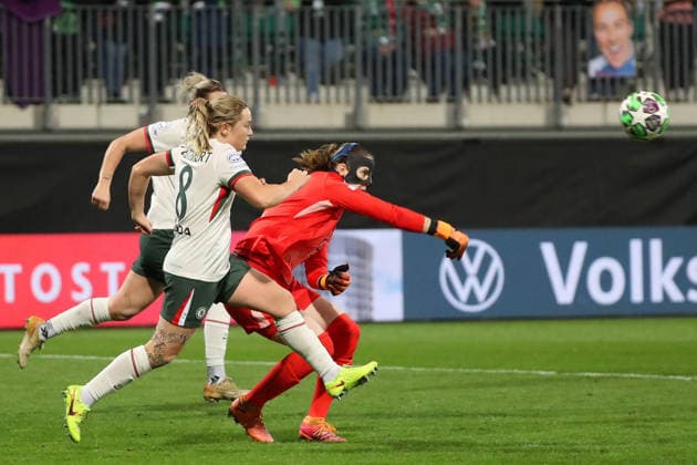 VfL vs Chelsea, CL Women Wolfsburg, 17 12 2025, FOOTBALL VfL Wolfsburg vs FC Chelsea, Champions League Women, Season 2025 26 Erin Cuthbert Chelsea , Goalkeeper Stina Johannes VfL Wolfsburg Wolfsburg