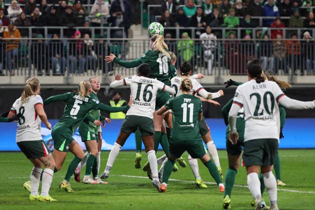VfL vs Chelsea, CL Women Wolfsburg, 17 12 2025, FOOTBALL VfL Wolfsburg vs FC Chelsea, Champions League Women, Season 2025 26 Camilla Küver VfL Wolfsburg , Naomi Girma Chelsea , Alexandra Popp VfL Wolfsburg Wolfsburg