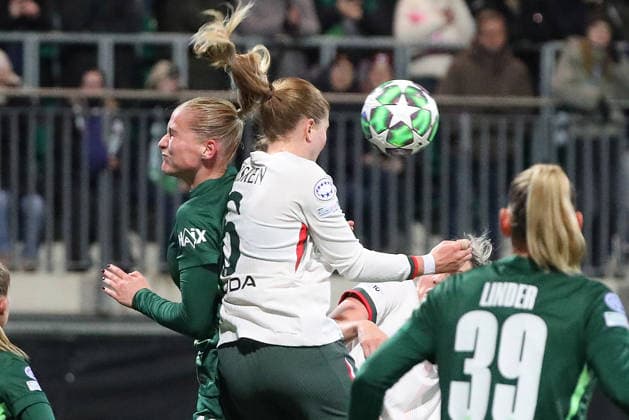 VfL vs Chelsea, CL Women Wolfsburg, 17 12 2025, FOOTBALL VfL Wolfsburg vs FC Chelsea, Champions League Women, Season 2025 26 Camilla Küver VfL Wolfsburg , Sjoeke Nüsken Chelsea Wolfsburg