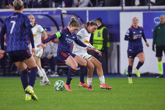 251217 UWCL OH Leuven vs Arsenal Kim Little (10) of Arsenal and Sara Pusztai (8) of OH Leuven pictured during the soccer match between OH Leuven (BEL) and Arsenal (ENG), league phase match day 6, 2025-2026 season of UEFA Womens Champions League , on Wednesday 17 December 2025 in LEUVEN , Belgium . PHOTO SPORTPIX Sevil Oktem LEUVEN Belgium  Copyright: xSevilxOktemx SOK-1891