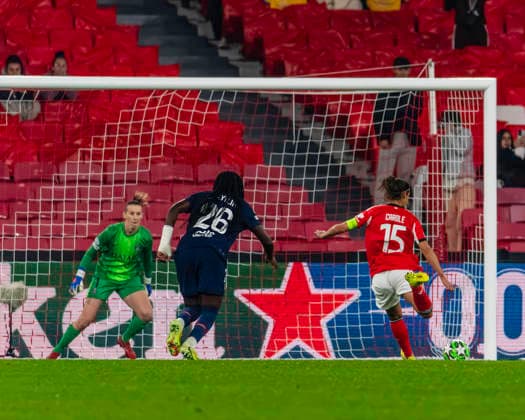 December 17, 2025, Lisbon, Lisbon, Portugal: Carole Costa of Benfica takes a powerful shot on goal, during the UEFA Women s champions league, between SL Benfica vs PSG at Luz Stadium, Lisbon, on december 17th, 2025 Lisbon Portugal - ZUMAr200 20251217_zsp_r200_005 Copyright: xNunoxReisinhox