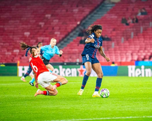 December 17, 2025, Lisbon, Lisbon, Portugal: Onyi Echegini of PSG in control of the ball in another attack, during the UEFA Women s champions league, between SL Benfica vs PSG at Luz Stadium, Lisbon, on december 17th, 2025 Lisbon Portugal - ZUMAr200 20251217_zsp_r200_010 Copyright: xNunoxReisinhox