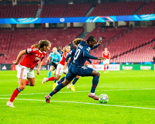 December 17, 2025, Lisbon, Lisbon, Portugal: Merveille Kanjinga of PSG in control of the ball in another attack, during the UEFA Women s champions league, between SL Benfica vs PSG at Luz Stadium, Lisbon, on december 17th, 2025 Lisbon Portugal - ZUMAr200 20251217_zsp_r200_018 Copyright: xNunoxReisinhox