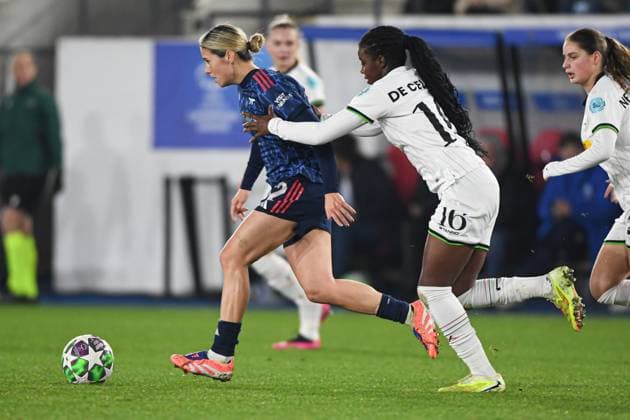 Arsenal?s Kyra Cooney-Cross and OHL Women s Kadhiya De Ceuster pictured in action during a soccer match between Oud-Heverlee Leuven Women and English Arsenal, Wednesday 17 December 2025 in Heverlee, game 6 (out of 6) in the league phase of the UEFA Women s Champions League competition. JILLxDELSAUX  x149661376x
