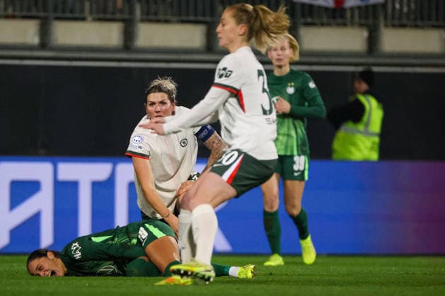 Wolfsburg, Germany 17 December 2025 Champions League Women 2025 2026 VfL Wolfsburg vs FC Chelsea In the picture from left the second Millie Bright FC Chelsea injured Kessya Bussy VfL in a duel Volkswagen Arena Niedersachsen Copyright: xFotostandx xFantinix