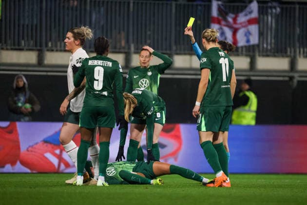 Wolfsburg, Germany 17 December 2025 Champions League Women 2025 2026 VfL Wolfsburg vs Chelsea FC Pictured from left Millie Bright Chelsea FC injures Kessya Bussy VfL in a tackle and is shown a yellow card Volkswagen Arena Niedersachsen Copyright: xFotostandx xFantinix