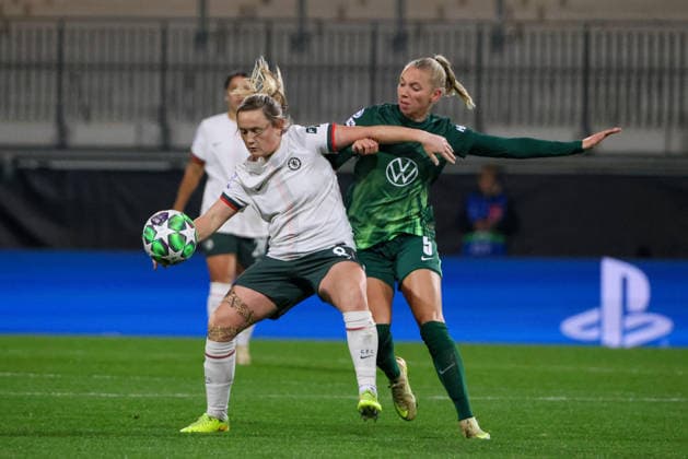 Wolfsburg, Germany 17 December 2025 Champions League Women 2025 2026 VfL Wolfsburg vs Chelsea FC In the picture from left in the duel Erin Cuthbert FC Chelsea and Ella Peddemors VfL Volkswagen Arena Niedersachsen Copyright: xFotostandx xFantinix