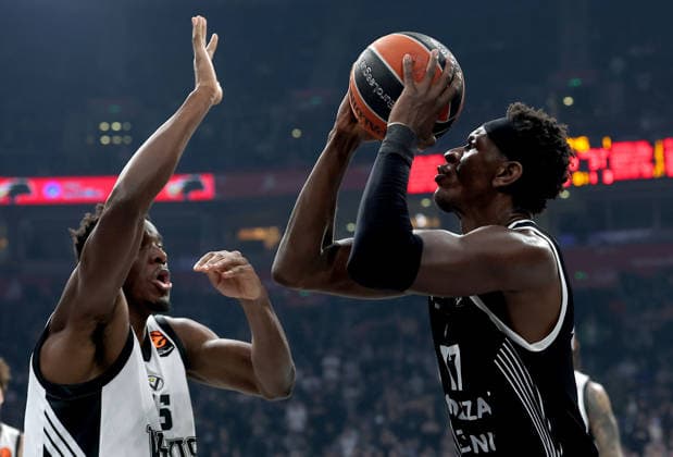 Partizan v Virtus, Euroleague, season 2025 2026, round 16 Belgrade, Serbia. 17th Dec, 2025. Partizan s Isaac Bonga (R) during Euroleague basketball match between Partizan and Virtus on December 17. 2025. in Belgrade, Serbia. Belgrade Serbia Copyright: xPedjaxMilosavljevic STARSPORTx