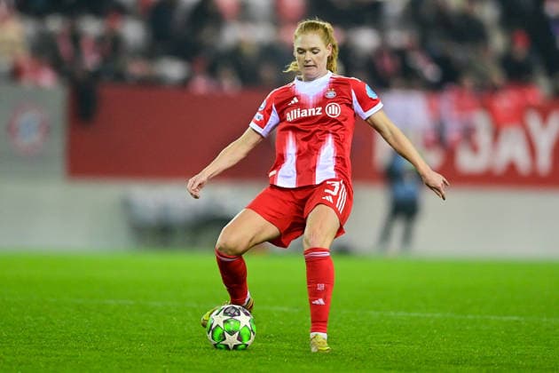 Stine Ballisager PEDERSEN FC Bayern, FCB, 3 on the ball, cropped, full body, single image, action, action, 17 12 2025, Munich Germany , Football, UEFA Womens Champions League, League Phase 6 Matchday, FC Bayern Munich Valerenga IF xslx