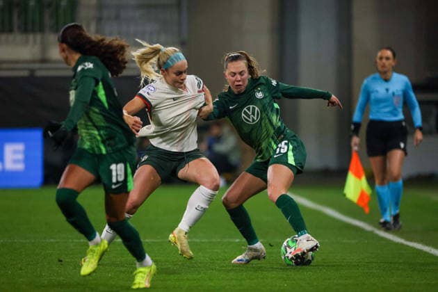 Wolfsburg, Germany 17 December 2025 Champions League Women 2025 2026 VfL Wolfsburg vs Chelsea FC Pictured from left in a duel Ellie Carpenter Chelsea FC and Janou Levels VfL Volkswagen Arena Niedersachsen Copyright: xFotostandx xFantinix