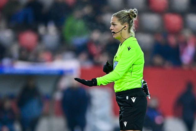 Desiree Blanco referee, referee gives instructions, gesticulates, gives instructions, gesticulate, single image, action, action, 17 12 2025, Munich Germany , Football, UEFA Womens Champions League, League Phase 6 Matchday, FC Bayern München Valerenga IF xslx