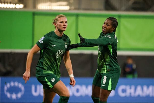Wolfsburg, Germany 17 December 2025 Champions League Women 2025 2026 VfL Wolfsburg vs FC Chelsea In the picture from left scorer Alexandra Popp VfL scores the goal to make it 1 0 for Wolfsburg and cheers with Lineth Beerensteyn VfL Volkswagen Arena Niedersachsen Copyright: xFotostandx xFantinix