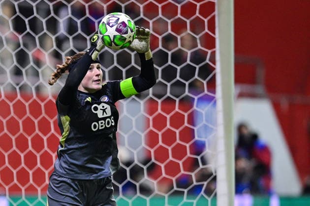 Tove ENBLOM Valerenga, 1 catches the ball, single image, action, action, 17 12 2025, Munich Germany , Football, UEFA Womens Champions League, league phase 6 matchday, FC Bayern München Valerenga IF xslx