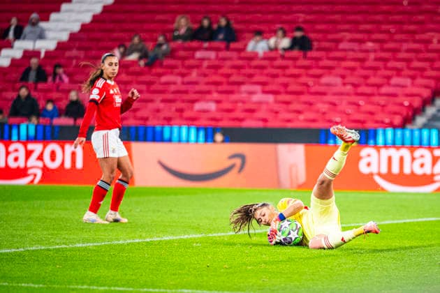 December 17, 2025, Lisbon, Lisbon, Portugal: Goalkeeper Lena Pauels of Benfica makes a great save in the UEFA Women s champions league, between SL Benfica vs PSG at Luz Stadium, Lisbon, on december 17th, 2025 Lisbon Portugal - ZUMAr200 20251217_zsp_r200_023 Copyright: xNunoxReisinhox
