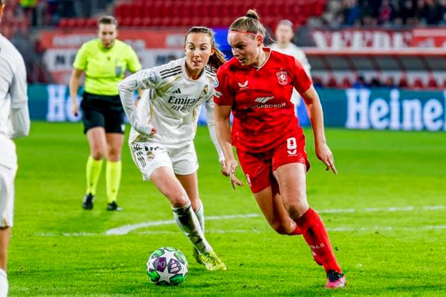 Jaimy Ravensbergen of FC Twente dribbles with the ball FC Twente v Real Madrid CF, UEFA Women s Champions League 2025 26 League Phase MD6, FC Twente v Real Madrid CF, FC Twente Stadium, December 17, 2025, Enschede, Netherlands.