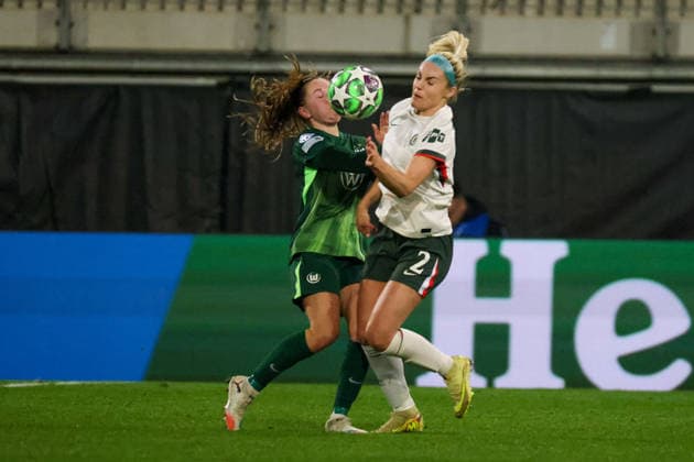 Wolfsburg, Germany 17 December 2025 Champions League Women 2025 2026 VfL Wolfsburg vs Chelsea FC In the picture from left in the duel Janou Levels VfL and Ellie Carpenter FC Chelsea Volkswagen Arena Niedersachsen Copyright: xFotostandx xFantinix