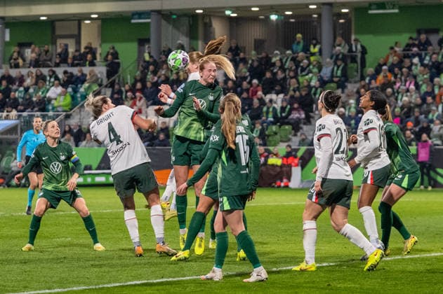 Germany, Football, UEFA, Womens Champions League, Matchday 6 2025 2026 VfL Wolfsburg Chelsea FC on 17 12 in Wolfsburg AOK Stadion Millie Bright Chelsea FC 4 Camilla Küver VfL Wolfsburg 16 Copyright: xSvenxHeidmannx