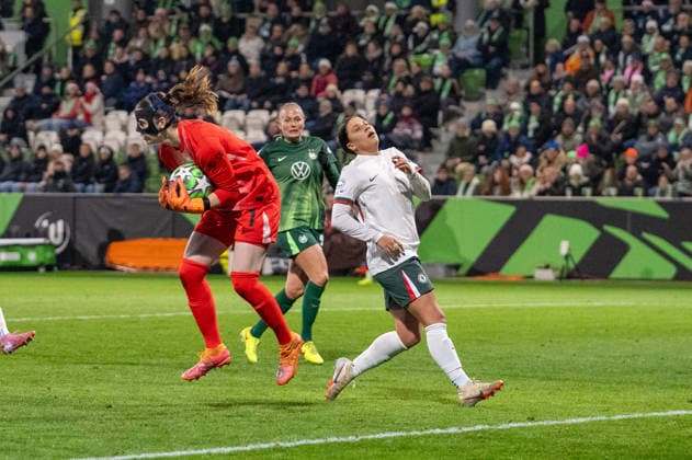 Germany, Football, UEFA, Womens Champions League, Matchday 6 2025 2026 VfL Wolfsburg Chelsea FC on 17 12 in Wolfsburg AOK Stadion Stina Johannes VfL Wolfsburg 1 one step faster than Sam Kerr Chelsea FC 20 Copyright: xSvenxHeidmannx