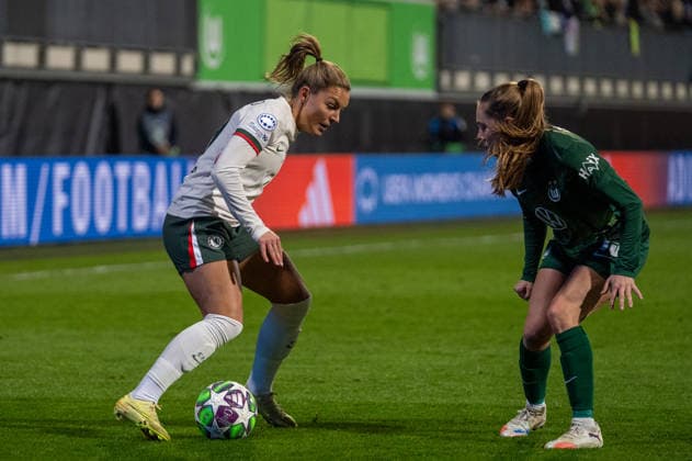 Germany, Football, UEFA, Womens Champions League, Matchday 6 2025 2026 VfL Wolfsburg Chelsea FC on 17 12 in Wolfsburg AOK Stadion Johanna Rytting Kaneryd Chelsea FC 19 Janou Levels VfL Wolfsburg 15 Copyright: xSvenxHeidmannx