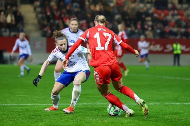 Klara Buehl FC Bayern Muenchen, 17 with Skinnes Hansen Valerenga IF, 25 , GER, FC Bayern Muenchen vs Valerenga IF, Football, UEFA Womens Champions League, League Phase, Matchday 6, 2025 2026 Season, 17 12 2025, GER, FC Bayern Muenchen vs Valerenga IF, Football, UEFA Womens Champions League, League Phase, Matchday 6, 2025 2026 Season, 17 12 2025 Muenchen Copyright: xEibner-Pressefoto JennixMaulx EP_JML