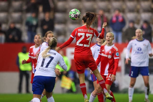 Header by Natalia Padilla Bidas FC Bayern Muenchen, 23 , with Ronja Aronsson Valerenga IF, 17 and Sara Hoerte Valerenga IF, 02 , with Pernille Harder FC Bayern Muenchen, 21 , GER, FC Bayern Muenchen vs Valerenga IF, Soccer, UEFA Womens Champions League, League Phase, Matchday 6, Season 2025 2026, 17 12 2025, GER, FC Bayern Muenchen vs Valerenga IF, Football, UEFA Womens Champions League, League Phase, Matchday 6, Season 2025 2026, 17 12 2025 Muenchen Copyright: xEibner-Pressefoto JennixMaulx EP_JML