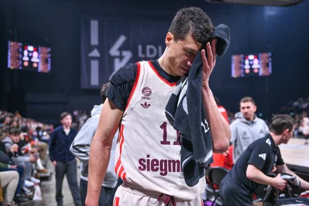 December 17, 2025, Decines, Aura, FRANCE: VLADIMIR LUCIC of Bayern Munich leaving the court due to a head injury during the Turkish Airlines EuroLeague basketball match between LDLC ASVEL and Bayern Munich on 17 December 2025 at LDLC Arena in Do cines-Charpieu Decines FRANCE - ZUMAl230 20251217_zip_l230_017 Copyright: xCyrilxLestagex