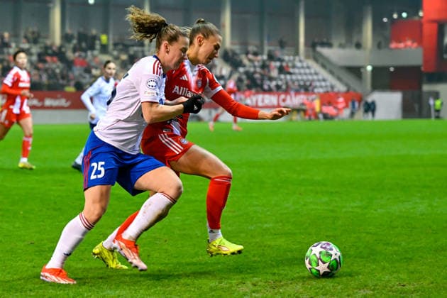 v li Skinnes HANSEN Valerenga, 25 Katharina NASCHENWENG FC Bayern, FCB, 19 in duel, duel, tackle, dynamic, action, action, 17 12 2025, Munich Germany , Football, UEFA Womens Champions League, League Phase 6 Matchday, FC Bayern München Valerenga IF xslx
