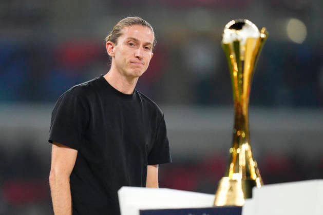 Paris Saint-Germain FC v Flamengo - FIFA Intercontinental Cup 2025: Final Filipe Luis head coach of Flamengo and Brazil looks the traphy after loss FIFA Intercontinental Cup 2025 Final match between Paris Saint-Germain FC and Flamengo at Ahmad Bin Ali Stadium on December 17, 2025 in Doha, Qatar. Doha Qatar  Copyright: xJosexBretonx originalFilename:bretonhernandez-parissai251217_npkD3.jpg