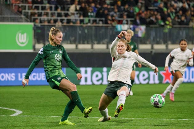 Wolfsburg, Germany 17 December 2025 Champions League Women 2025 2026 VfL Wolfsburg vs FC Chelsea In the picture from left in the duel Sarai Linder VfL and Sjoeke Nüsken Nuesken FCW AOK Stadion Niedersachsen Copyright: xFotostandx xFantinix