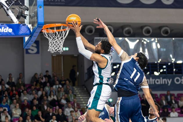 Legia Warszawa - MLP Academics Heidelberg 17.12.2025 basketball , Warsaw, Basketball Champions League BCL (koszykowka, Liga Mistrzow), game match Legia Warszawa - MLP Academics Heidelberg image shows: Jayvon Graves (L) Erol Ersek (R) photo Katarzyna Plewczynska Fotostyk Copyright: xKatarzynaxPlewczynskax 20251217FCTKP334
