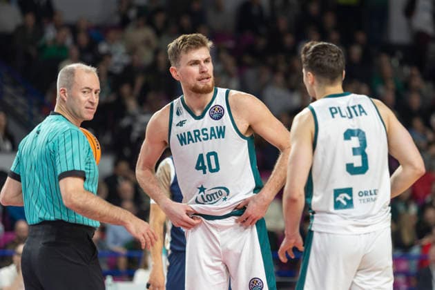 Legia Warszawa - MLP Academics Heidelberg 17.12.2025 basketball , Warsaw, Basketball Champions League BCL (koszykowka, Liga Mistrzow), game match Legia Warszawa - MLP Academics Heidelberg image shows: Shane Hunter (C) Andrzej Pluta (R) photo Katarzyna Plewczynska Fotostyk Copyright: xKatarzynaxPlewczynskax 20251217FCTKP319