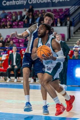 Legia Warszawa - MLP Academics Heidelberg 17.12.2025 basketball , Warsaw, Basketball Champions League BCL (koszykowka, Liga Mistrzow), game match Legia Warszawa - MLP Academics Heidelberg image shows: Samuell Willliamson (L) Jayvon Graves (R) photo Katarzyna Plewczynska Fotostyk Copyright: xKatarzynaxPlewczynskax 20251217FCTKP052