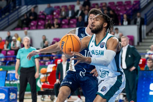 Legia Warszawa - MLP Academics Heidelberg 17.12.2025 basketball , Warsaw, Basketball Champions League BCL (koszykowka, Liga Mistrzow), game match Legia Warszawa - MLP Academics Heidelberg image shows: Samuell Willliamson (L) Jayvon Graves (R) photo Katarzyna Plewczynska Fotostyk Copyright: xKatarzynaxPlewczynskax 20251217FCTKP053