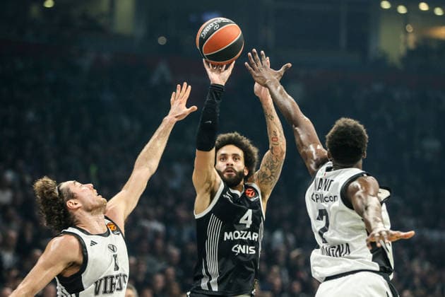 Partizan Mozzart Bet Belgrade v Virtus Bologna - EuroLeague BELGRADE, SERBIA - DECEMBER 17: Alessandro Pajola (L) of Virtus Bologna in action against Duane Washington Jr. (4) of Partizan Mozzart Bet Belgrade during the EuroLeague Regular Season Round 16 match between Partizan Mozzart Bet Belgrade and Virtus Bologna at Belgrade Arena on December 17, 2025 in Belgrade, Serbia. Filip Stevanovic Anadolu Belgrade Serbia. Editorial use only. Please get in touch for any other usage.  Copyright: x2025xAnadoluxFilipxStevanovicx