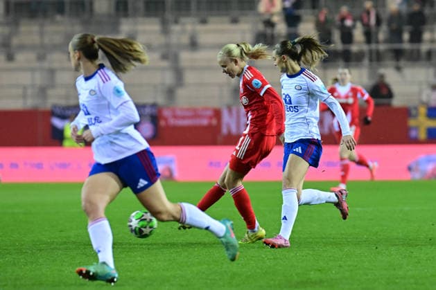 Womens soccer duel between HARDER Pernille and HEGG Eline during the UEFA Womens Champions League match between FC Bayern Munich and Valerenga Fotball Oslo on 17 12 2025, Germany, Bayern Munich FC Bayern Campus Bayern Germany