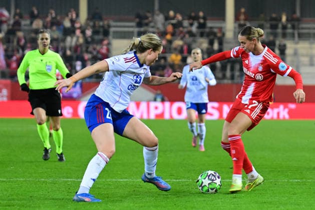 Womens soccer duel between EIRIKSDOTTIR Arna and BÜHL Klara during the UEFA Womens Champions League match between FC Bayern Munich and Valerenga Fotball Oslo on 17 12 2025, Germany, Bayern Munich FC Bayern Campus Bayern Germany