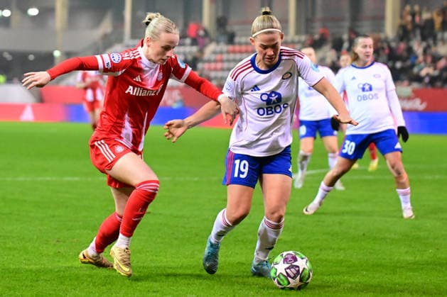 Womens soccer duel between KETT Franziska and HEIDARSDOTTIR Saedis during the UEFA Womens Champions League match between FC Bayern Munich and Valerenga Fotball Oslo on 17 12 2025, Germany, Bayern Munich FC Bayern Campus Bayern Germany