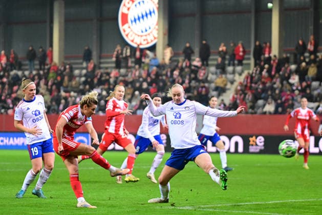 Womens soccer goal attempt by DALLMANN Linda against HÖRTE Sara during the UEFA Womens Champions League match between FC Bayern Munich and Valerenga Fotball Oslo on 17 12 2025, Germany, Bayern Munich FC Bayern Campus Bayern Germany
