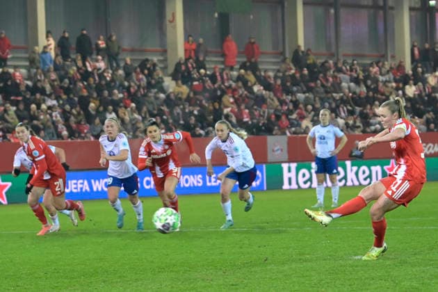 Womens soccer Missed penalty by STANWAY Georgia in the UEFA Womens Champions League match between FC Bayern Munich and Valerenga Fotball Oslo on 17 12 2025, Germany, Bayern Munich FC Bayern Campus Bayern Germany