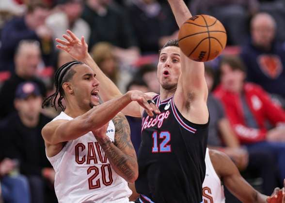 (251218) -- CHICAGO, Dec. 18, 2025 -- Cleveland Cavaliers Jaylon Tyson (L) passes the ball during the 2025-2026 NBA, Basketball Herren, USA regular season match between Chicago Bulls and Cleveland Cavaliers in Chicago, the United States, on Dec. 17, 2025. (Photo by Xinhua) (SP)U.S.-CHICAGO-BASKETBALL-NBA-BULLS VS CAVALIERS JoelxLerner 