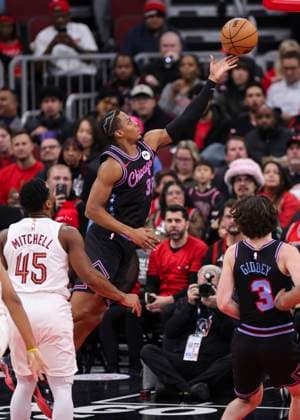 (251218) -- CHICAGO, Dec. 18, 2025 -- Chicago Bulls Isaac Okoro (top) goes to the basket during the 2025-2026 NBA, Basketball Herren, USA regular season match between Chicago Bulls and Cleveland Cavaliers in Chicago, the United States, on Dec. 17, 2025. (Photo by Xinhua) (SP)U.S.-CHICAGO-BASKETBALL-NBA-BULLS VS CAVALIERS JoelxLerner 