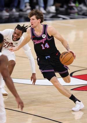 (251218) -- CHICAGO, Dec. 18, 2025 -- Chicago Bulls Matas Buzelis (R) competes during the 2025-2026 NBA, Basketball Herren, USA regular season match between Chicago Bulls and Cleveland Cavaliers in Chicago, the United States, on Dec. 17, 2025. (Photo by Xinhua) (SP)U.S.-CHICAGO-BASKETBALL-NBA-BULLS VS CAVALIERS JoelxLerner 