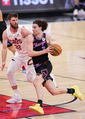 (251218) -- CHICAGO, Dec. 18, 2025 -- Chicago Bulls Josh Giddey (R) drives to the basket during the 2025-2026 NBA, Basketball Herren, USA regular season match between Chicago Bulls and Cleveland Cavaliers in Chicago, the United States, on Dec. 17, 2025. (Photo by Xinhua) (SP)U.S.-CHICAGO-BASKETBALL-NBA-BULLS VS CAVALIERS JoelxLerner 