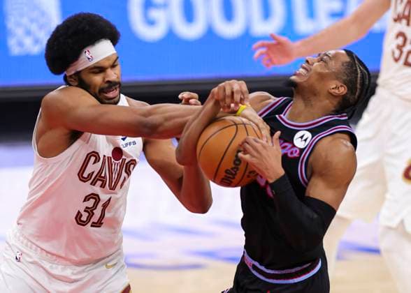 (251218) -- CHICAGO, Dec. 18, 2025 -- Cleveland Cavaliers Jarrett Allen (L) vies with Chicago Bulls Isaac Okoro during the 2025-2026 NBA, Basketball Herren, USA regular season match between Chicago Bulls and Cleveland Cavaliers in Chicago, the United States, on Dec. 17, 2025. (Photo by Xinhua) (SP)U.S.-CHICAGO-BASKETBALL-NBA-BULLS VS CAVALIERS JoelxLerner 