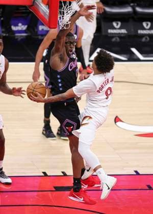 (251218) -- CHICAGO, Dec. 18, 2025 -- Cleveland Cavaliers Craig Porter Jr. (R) passes the ball under the defense of Chicago Bulls Jalen Smith during the 2025-2026 NBA, Basketball Herren, USA regular season match between Chicago Bulls and Cleveland Cavaliers in Chicago, the United States, on Dec. 17, 2025. (Photo by Xinhua) (SP)U.S.-CHICAGO-BASKETBALL-NBA-BULLS VS CAVALIERS JoelxLerner 