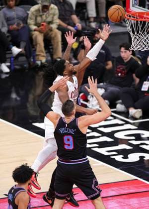 (251218) -- CHICAGO, Dec. 18, 2025 -- Cleveland Cavaliers Donovan Mitchell (top) drives to the basket during the 2025-2026 NBA, Basketball Herren, USA regular season match between Chicago Bulls and Cleveland Cavaliers in Chicago, the United States, on Dec. 17, 2025. (Photo by Xinhua) (SP)U.S.-CHICAGO-BASKETBALL-NBA-BULLS VS CAVALIERS JoelxLerner 