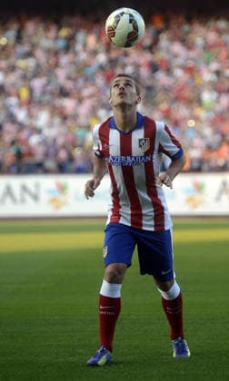 New Atletico Madrid player Antoine Griezmann MADRID, SPAIN - JULY 31: Atletico Madrid s new player French Antoine Griezmann plays with ball during his official presentation at the Vicente Calderon stadium in Madrid, Spain on July 31, 2014. Madrid Spain. Editorial use only. Please get in touch for any other usage.  Copyright: x2025xAnadoluxEvrimxAydÄ±nx